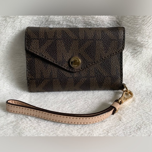 Michael Kors Accessories - NWOT Michael Kors Wristlet